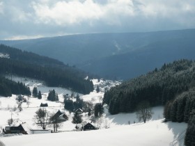 Blick auf das Tal im Winter